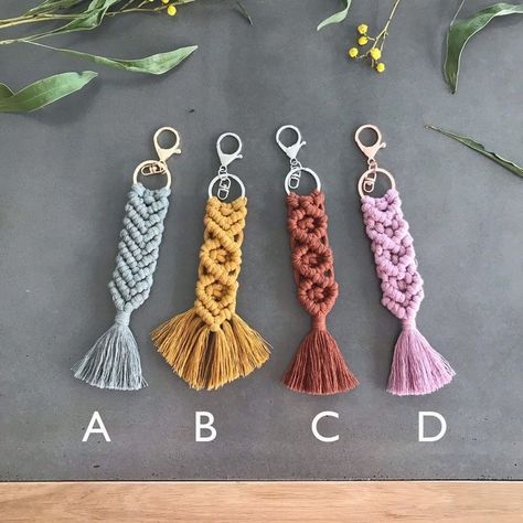 Stall Display, Diy Crochet Bag, Macrame Keychain, Macrame Wall Hanging Patterns, Handmade Crochet Bags, Mini Macrame, Macrame Patterns Tutorials, Macrame Wall Art, Tatting Lace