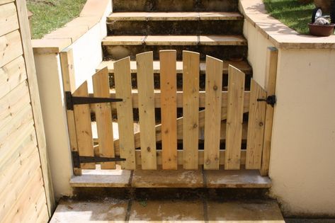 Side Gates Ideas, Small Garden Gates, Wooden Side Gates, Building A Wooden Gate, Garden Gate Ideas, Small Garden Fence, Gates Ideas, Wooden Garden Gate, Wooden Gates Driveway