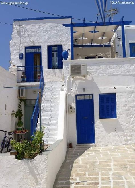 Greek Houses Exterior, Greek Style Home, Greek Homes, Yellow Kitchen Cabinets, Greece Homes, Greece House, Santorini House, Apartments Exterior, Narrow Lot House