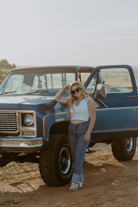 Senior Picture Ideas With Old Truck, Bronco Senior Pictures, Western Photoshoot Ideas With Truck, Senior Photo With Truck, Cute Country Senior Picture Ideas, Senior Pictures With A Truck, Southern Photoshoot Ideas, Truck Poses Photo Ideas, Western Truck Photoshoot