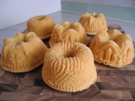 Bundy Cake, Mini Bunt Cake, Bunt Cake Recipe, Mini Bundt Cakes Recipes, Bundt Pan Recipes, Bundt Recipes, Nothing Bundt Cakes, Mini Bundt, Sour Cream Pound Cake