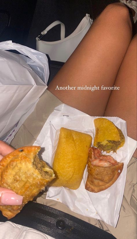 Bella Hadid Eating, Bella Hadid Food, Hadid Instagram, Latin Food, Ig Stories, Bella Hadid, Tater Tot, Ig Story, Aesthetic Food