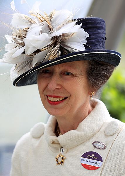 princess-anne Royal Fascinators, Prince Anne, Princesa Anne, Kate And Harry, Timothy Laurence, Hat Inspiration, Princesa Real, Racing Fashion, Royal Hats