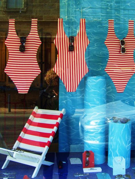 Replace swim suits with airy, fresh Summer looking frames Summer Window Display, Window Display Retail, Eyewear Display, Decoration Vitrine, Summer Window, Visual Merchandising Displays, Store Window Displays, Window Display Design, Spring Window