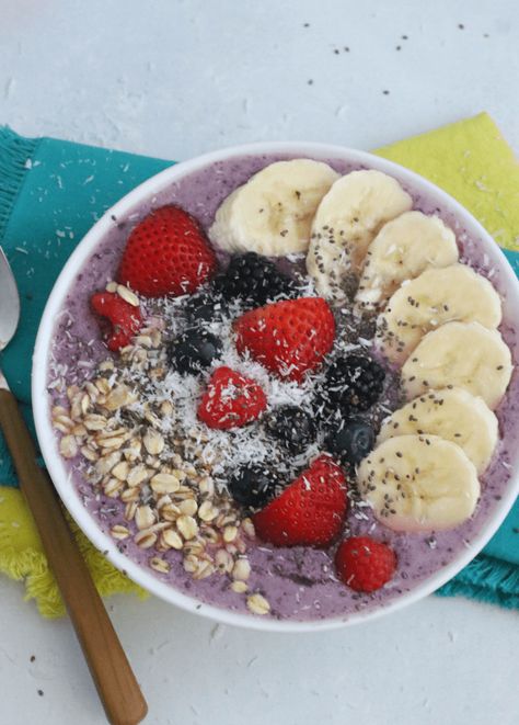 Mixed Berry Smoothie Bowl with Greek Yogurt Mixed Berry Smoothie Bowl, Yogurt Smoothie Bowl, Berry Smoothie Bowl, Greek Yogurt Smoothie, Yogurt Toppings, Smoothie Recipes With Yogurt, Quick Smoothies, Breakfast Crockpot Recipes, Mixed Berry Smoothie