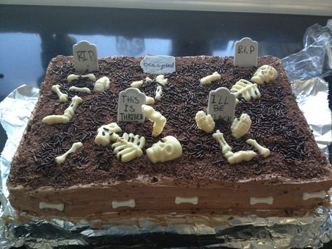 Zombie Cake Birthday, Graveyard Cake Ideas, Cemetery Cake, Halloween Graveyard Cake, Gothic Food, Graveyard Party, Graveyard Cake, Halloween Gingerbread House, Catholic Holidays