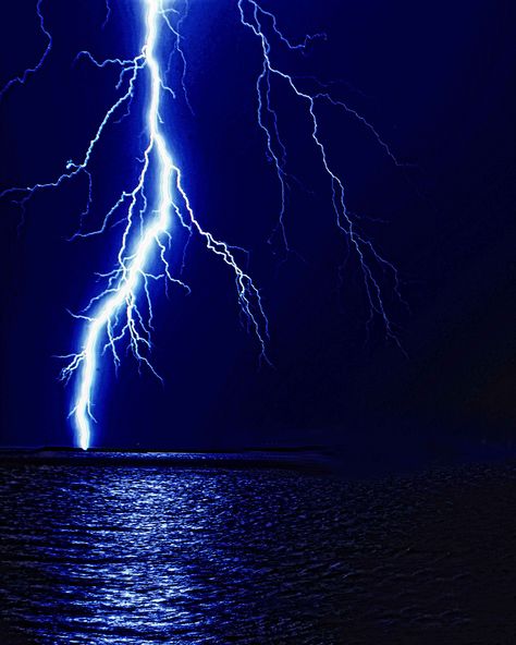 Blue Moon Rituals, Lightning Wallpaper, Water Live Wallpaper, Lightning Images, River Tattoo, Lightning Art, Lightning Photos, Lightning Photography, Blue Thunder