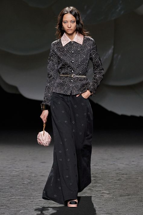 Chanel Fall 2023 Ready-to-Wear Collection | Vogue Chanel Outfits Women, Chanel Fall 2023, Chanel 2023, Coco Chanel Fashion, Fall 2023 Ready To Wear, Fw 2024, Resort 2024, 2023 Ready To Wear, Chanel Collection