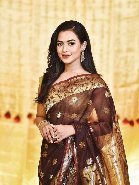 Nusrat Faria, Saree Women, Silk Saree Blouse Designs, Brocade Blouses, Backless Blouse, Silk Saree Blouse, Blogger Girl, Trending News, Bridal Saree