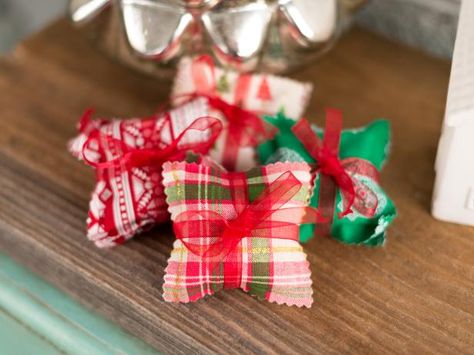 Give the gift of toasty fingers with these easy, no-sew hand warmers from HGTV.com. Sew Hand Warmers, Diy Handwarmers, Easy Diy Stockings, Cold Person, Flannel Clothing, Diy Hand Warmers, Diy Stocking, Wedding Arbors, Diy Stocking Stuffers