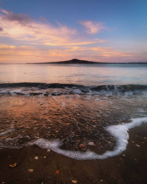 How about an evening down at Mission Bay beach with a beautiful sunset 😍🌙 #VisitAuckland . . . . 📸 @ludovic_specko #auckland… Mission Bay Auckland, Mission Bay, Mission Beach, Beautiful Sunset, Beach Sunset, Auckland, New Zealand