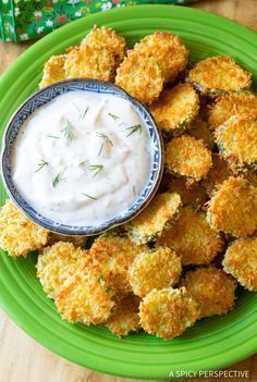 Amazing Oven Baked "Fried" Pickles with Garlic Sauce. Get your southern fried pickle fix without all the calories! My first experience with fried pickles w Air Fryer Fried Pickles, Baked Pickles, Mini Lasagna, Fried Pickles Recipe, Fried Veggies, Pickle Recipes, Awesome Appetizers, Pickles Recipe, Copy Cats