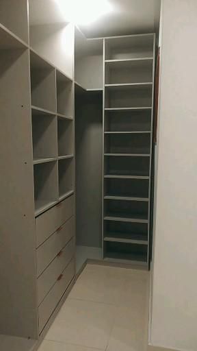 Small Walking Wardrobe Ideas, Walking Closet Small Bedrooms, Walk In Closet Design Narrow, Small Narrow Closet Design, Triangle Wardrobe Design, Narrow Walk In Closet Measurements, Small Walk In Closets Ideas Layout, Very Small Dressing Room Ideas, 4x8 Walk In Closet Layout