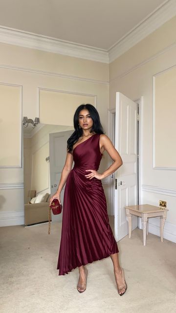 Red Dress Bag Ideas, Wedding Guest Dress Shoes, February Wedding Guest Outfit, December Wedding Guest Dress, Formal Ootd, Formal Wedding Attire, February Wedding, Outfit Combos, Satin Maxi