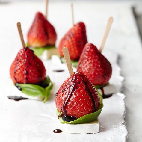 Strawberries, Brie cheese, fresh basil and balsamic vinegar come together in this addictive one-bite appetizer recipe. One Bite Appetizers, Brie Bites, Brie Cheese, Appetizer Bites, Potluck Recipes, Snacks Für Party, Healthy Appetizers, Strawberry Recipes, Easter Recipes