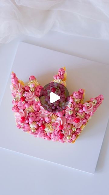 Sarah Arnold on Instagram: "A cake fit for a princess 👸  I used the crown ganache plates from @the_cake_decorating_co and a combination of @colour.mill Rose and Raspberry to create this dream in pink 💗   Simply use the ganache plate on your sheet cake to cut the shape and add some beautiful piping details 👑  AD - all products are available @the_cake_decorating_co ✨  #princesscake #pinkcakes #crowncake #sheetcake #colourmillmade #cakeinspo #caketrends #bakinghacks #cakedecorating #colourmillmade #easybaking #cakedecoratingvideos #einfachbacken #traybake #tortendekorieren" Crown Shaped Cake, Pink Sheet Cake, Easy Princess Cake, Pink Princess Cakes, Princess Crown Cake, Crown Cake, Pink Sheets, Cake Decorating Videos, Cake Trends