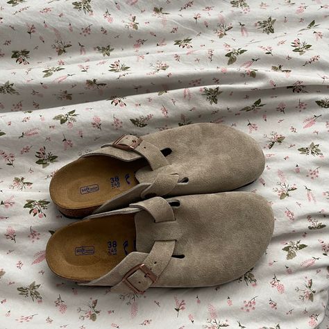 #birkenstock #boston #aesthetic #shoes #fashion Birkenstock Aesthetic, Birkenstock Outfit Men, Athleta Outfits, Boston Shoes, Boston Birkenstock, Boston Aesthetic, Granola Girl Outfits, Aesthetic Outfits Vintage, Birkenstock Clog