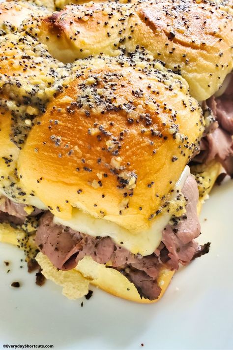 Hawaiian Roll Sliders Roast Beef, Hawaiian Roll Sliders Beef, Hawaiian Roll Hot Sandwiches, Beef Dip Sliders, Kings Hawaiian Roast Beef Sliders, Shredded Beef Sliders Hawaiian Rolls, Easter Sliders, Lunch Meat Roast Beef Recipes, Corned Beef Sliders Hawaiian Rolls