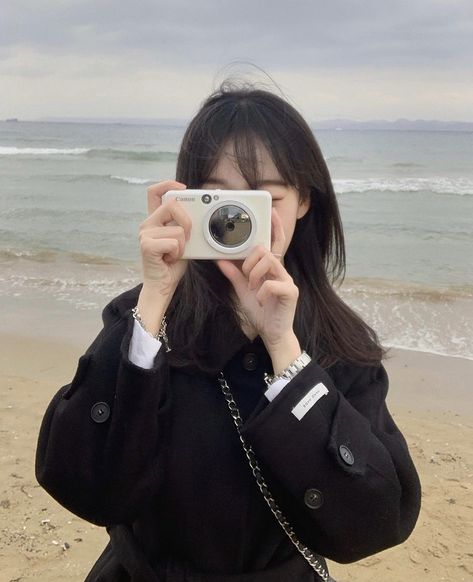 Girls With Cameras, Korean Picture, Korean Photo, 사진 촬영 포즈, Japan Aesthetic, Korean Aesthetic, Uzzlang Girl, Foto Ideas Instagram