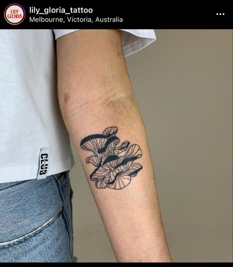 Organic Shape Tattoo, Fungi Tattoos, Bold Line Tattoo, Blatt Tattoos, Trippy Tattoo, Earthy Tattoos, Nouveau Tattoo, Armband Tattoos, Mushroom Tattoos