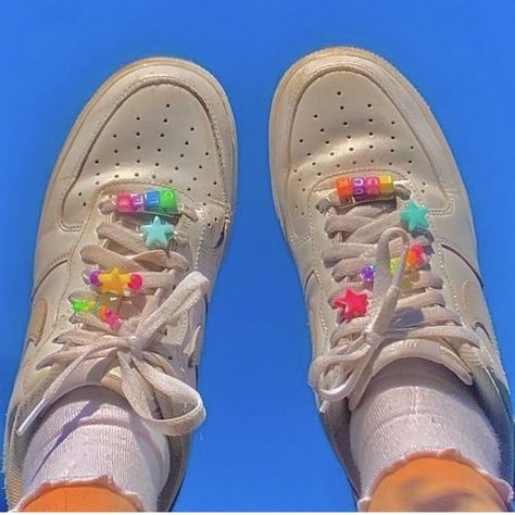 Indie Girls, Photographie Indie, Indie Photography, Kidcore Aesthetic, Beaded Shoes, Estilo Indie, Skater Girl Outfits, Indie Girl, Colorful Aesthetic