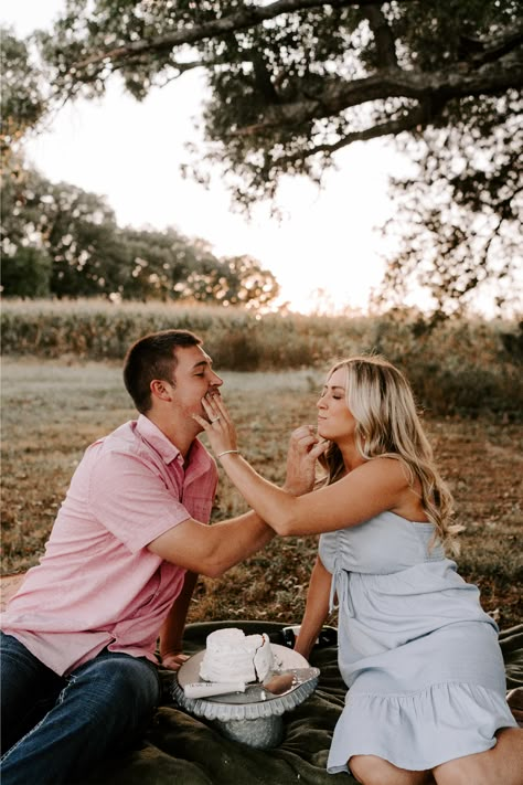 Cake Engagement Photos, Couple Poses Photoshoot, Wedding Anniversary Photoshoot Ideas, Wedding Anniversary Photo Shoot Ideas, First Anniversary Pictures, Anniversary Photoshoot Ideas, Anniversary Photography Poses, Wedding Anniversary Photoshoot, Anniversary Cake Pictures