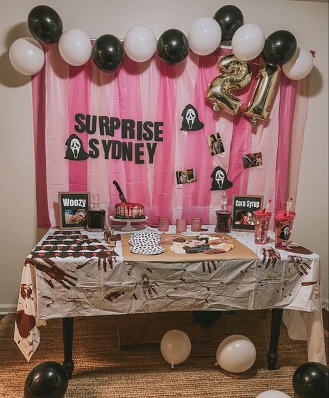 Horror Birthday Party Ideas Food, Scream Movie Party Theme, Scream Movie Party Decorations, Scream Decoration Party, Ghostface Party Decorations, Scream Bday Party Ideas, Scream Birthday Party Girl, Scream Movie Birthday Party Pink, Ghost Face Birthday Party Ideas