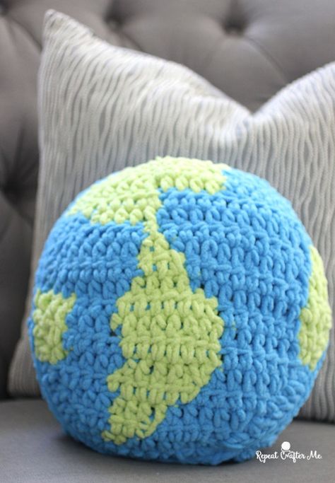 Crochet Planet Earth Pillow - Repeat Crafter Me Squishy Crochet, Crochet Pillow Patterns Free, Pretty Pillows, Repeat Crafter Me, Crochet Cushion, Bernat Blanket Yarn, Crochet Pillows, Happy Earth Day, Kids Crochet