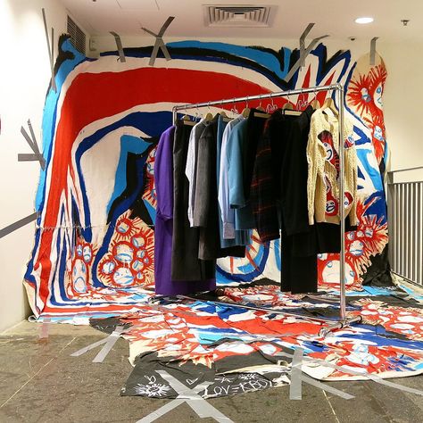 DOVER STREET MARKET NEW YORK, "Installation by Charles Jeffrey', pinned by Ton van der Veer Dover Street Market Display, Pop Up Shop Display Ideas, Charles Jeffrey, One Step Beyond, Digital Marketing Design, Dover Street Market, Stall Designs, Market Displays, Metal Magazine