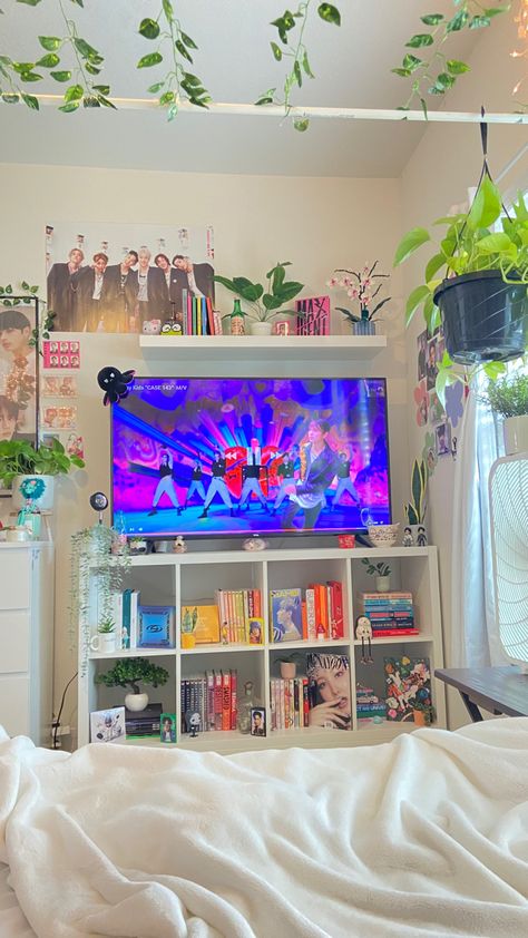 Kpop Dorm Room, Hangout Room Ideas, Small Room Inspo, Hypebeast Room, Hangout Room, Bedroom Decor For Teen Girls, Pinterest Room Decor, Aesthetic Rooms, Pretty Room