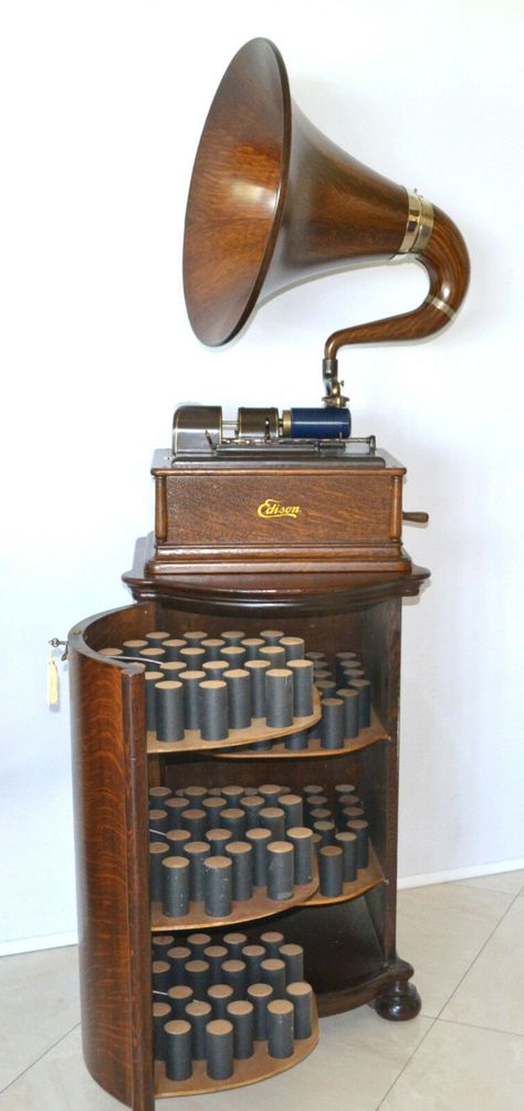 Antique Record Player, Edison Phonograph, Vintage Record Player, Wall Of Sound, Old Technology, Audio Room, Antique Radio, Antique Keys, Record Players