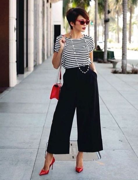 Black Culottes Outfit Summer, Black Culottes Outfit Casual, Culottes Outfit Casual, Culottes Outfit Summer, Wide Leg Crop Pants Outfit, Black Culottes Outfit, Cropped Wide Leg Pants Outfit, Black Wide Leg Trousers Outfit, Black Wide Leg Pants Outfit