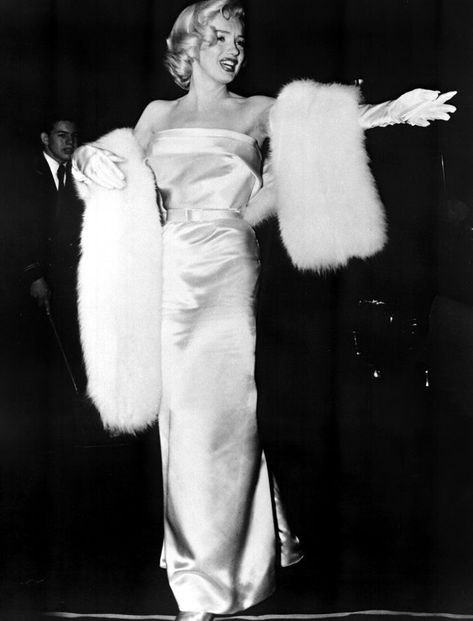 15 Ways to Pay Homage to Marilyn Monroe This Halloween Red Carpet Marilyn Monroe Marilyn Monroe Outfits, Monroe Dress, Marilyn Monroe Fashion, Hollywood Dress, Marilyn Monroe Photos, Marlene Dietrich, Fur Stole, Iconic Dresses, Actrices Hollywood