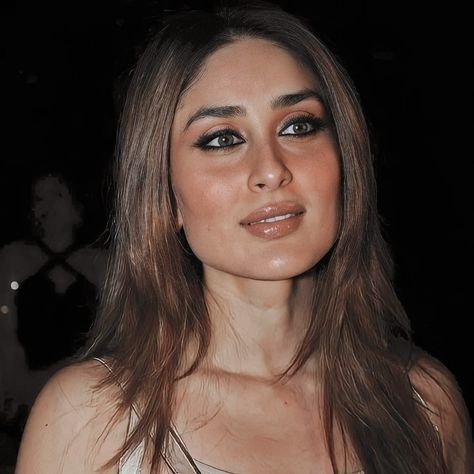 Karina Kapoor Aesthetic, 90s Kareena Kapoor, Kareena Kapoor Kajal Eyes, Kareena Kapoor 90s Makeup, Kareena Kapoor Makeup Looks, Young Kareena Kapoor, Kohl Eyes Aesthetic, Kareena Kapoor Eye Makeup, Kohl Eyes Indian