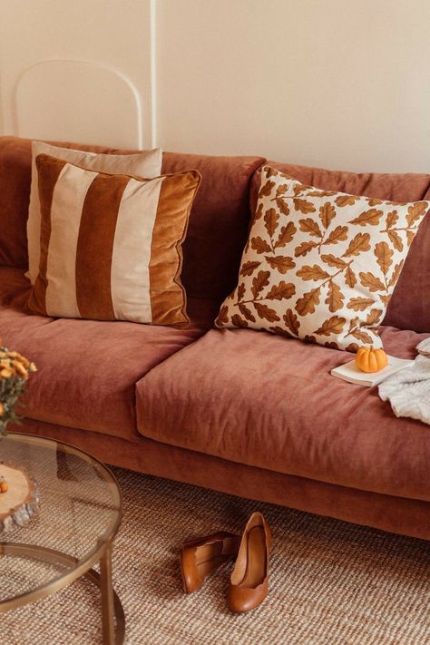 Terracotta Living Room, Minimalism Living, Autumn Interior, Deco Salon, Living Room Decor Cozy, A Living Room, Living Room Inspiration, Autumn Home, Fall Home Decor