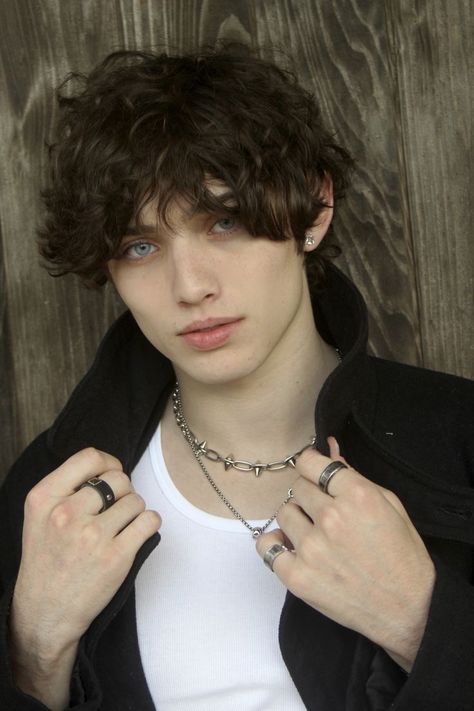 Hot Guy Haircuts, Guys With Dark Hair, Hot Guy Aesthetic, Emo Boys Outfits, Hairstyle For Guys, Man With Curly Hair, Regulus Acturus Black, Emo Boy Hair, Male Model Face