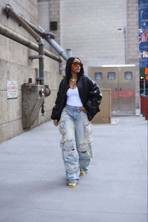 Denim Cargo Pants Outfit Winter, Jean Pants Outfits Black Women, Cargo Jeans Outfit Fall, Denim Cargo Pants Outfit Street Styles, Cargo Jeans Outfit Black Women, Cargo Jeans Outfit Winter, Cargo Denim Pants Outfit, Winter Baddie Outfits Going Out, Boyfriend Jeans Outfit Fall