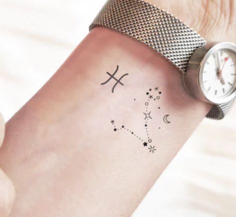 Fine Line Pisces Tattoo, Simple Pisces Tattoo, Piscis Tattoos, Pisces Constellation Tattoo, Pisces Tattoo Designs, Harry Tattoos, Twin Tattoos, Pisces Tattoo, Small Moon Tattoos