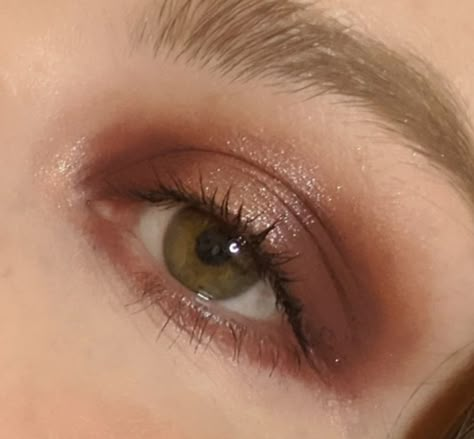 Sultry Burgundy Fall Eyeshadow Looks Burgundy Eyeliner Brown Eyes, Fall Make Up Aesthetic, Sultry Makeup For Green Eyes, Burgendy Makeup, Autumn Eyeshadow Looks, Warm Eyeshadow Looks, Makeup For Autumn, Autumn Eye Makeup, September Makeup