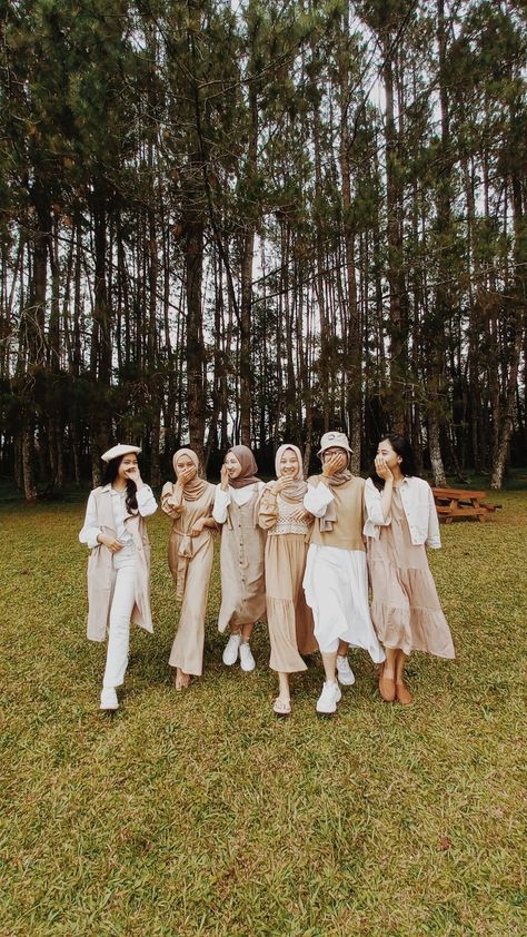 Earth tone style Tema Yearbook Earth Tone, Forest Outfits Aesthetic, Yearbook Earth Tone, Vintage Yearbook Photos, Yearbook Outfit Ideas Vintage, Earthtone Outfits Earth Tones, Outfit Yearbook Vintage, Style Vintage Hijab, Earthtone Outfits Women