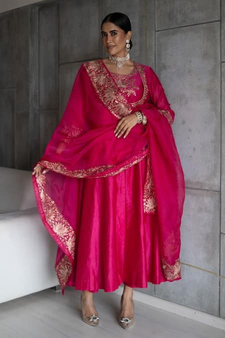 Silk Suit Designs Indian, Pink Indian Suit, Pink Suits Women, Silk Anarkali Suits, Anarkali Dress Pattern, Embroidered Anarkali, Pink City, Indian Dresses Traditional, Boutique Dress Designs