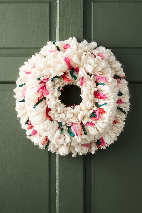 Anthropology Christmas Wreath, Anthropologie Wreath, Anthro Christmas, Diy Anthropologie, Anthropologie Christmas, Anthropologie Holiday, Yarn Ideas, Ideas Navidad, Unique Holiday Decor