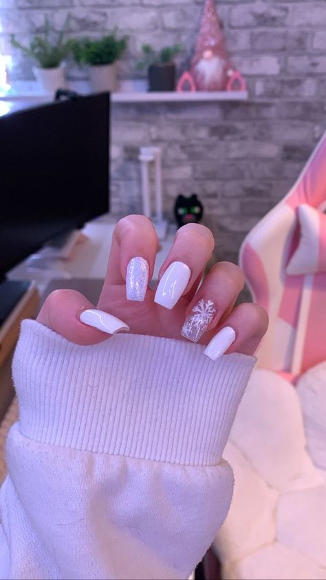 White Nails With Xmas Design, White With Glitter Acrylic Nails, Christmas White Nails Acrylic, Casual Nails Acrylic Winter, Nails Christmas Snowflake, Christmas Acrylic Nails White, Cute Acrylic Nails Christmas, Holiday Nails Winter Christmas White, White Christmas Nails Snowflakes