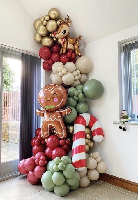 Ugly Christmas Sweater Balloon Garland, Christmas Party Balloon Arch, Christmas Party Balloons, Modern Traditional Christmas Decor, New Year Balloon Decoration, New Year Decor Ideas, Christmas Balloon Decor, Outdoor Decorations Ideas, Christmas Balloon Arch