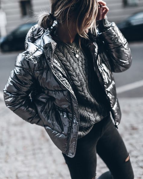 winter metallics #taste Silver Puffer Jacket Outfit, Silver Puffer Jacket, Puffer Jacket Outfit, Silver Jacket, Metallic Jacket, Jacket Outfit, Winter Coats Women, Mode Inspiration, Puffer Jacket