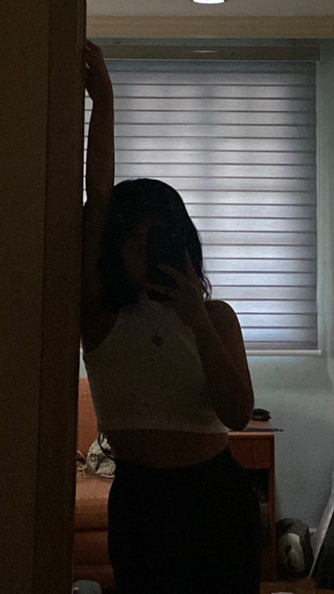 Short Hair No Face, Mirror Shot Girl, Hair No Face, Mirror Shot, No Face, Girl Short Hair, Brunettes, Short Hair, Mirror Selfie