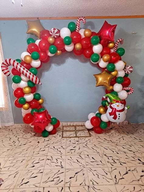 Christmas Decor Ideas With Balloons, Snowflake Balloons, Gold And Silver Christmas, Balloon Decoration Ideas, Balloon Displays, Balloon Photo, Balloon Arrangement, Christmas Party Backdrop, Balloon Bouquet Diy