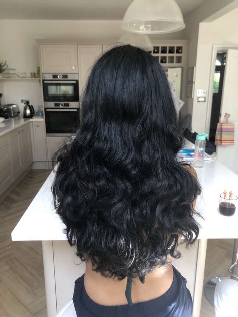 Long Wavy Hair Black, Black Hair Layers, Dark Wavy Hair, Black Wavy Hair, Hair Gloss, Jet Black Hair, Natural Wavy Hair, Wavy Curly Hair, Long Wavy Hair