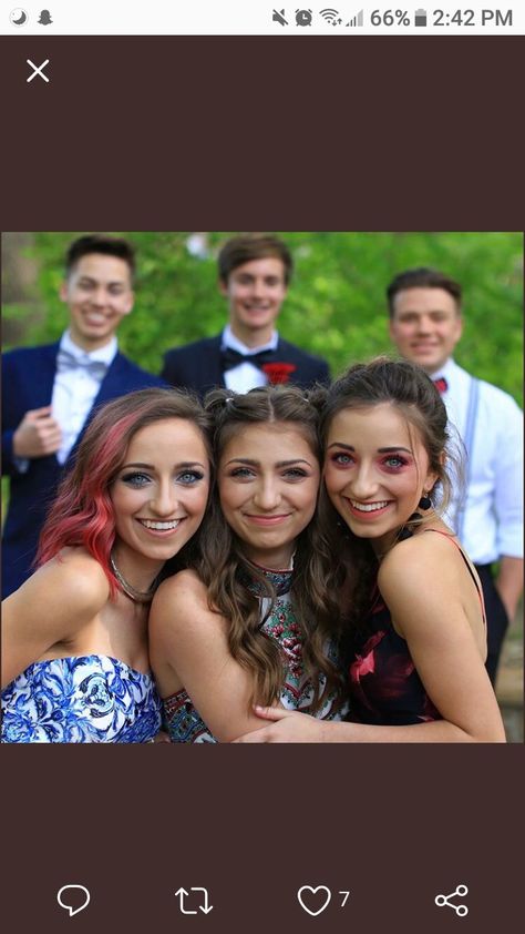 Prom Picture Ideas For Groups, Prom Photo Ideas Group Poses, Prom Poses Group Shots, Group Prom Photo Ideas, Prom Photoshoot Ideas Group, Prom Photo Poses Friends, Homecoming Photo Ideas Group, Homecoming Pictures Group, Funny Prom Photo Ideas