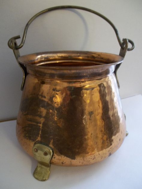 Copper Kitchen Decorative Items | Vintage COPPER POT BUCKET CAULDRoN PAiL / Old Copper & Brass Country ... Vintage Copper Pots, Copper Decor, Copper Cookware, Copper Kettle, Copper Art, Copper Pots, Tableau Art, Copper Kitchen, Milk Cans